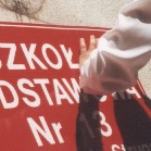 Andrzej Galla (wicedyrektor, geograf) zdejmuje tabliczk� starej szko�y z budynku Raszy�skiej